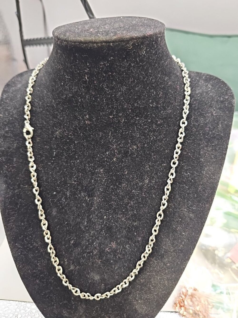 Necklace Twisted Loop Chain Lobster Clasp 18 Inch Silver-tone